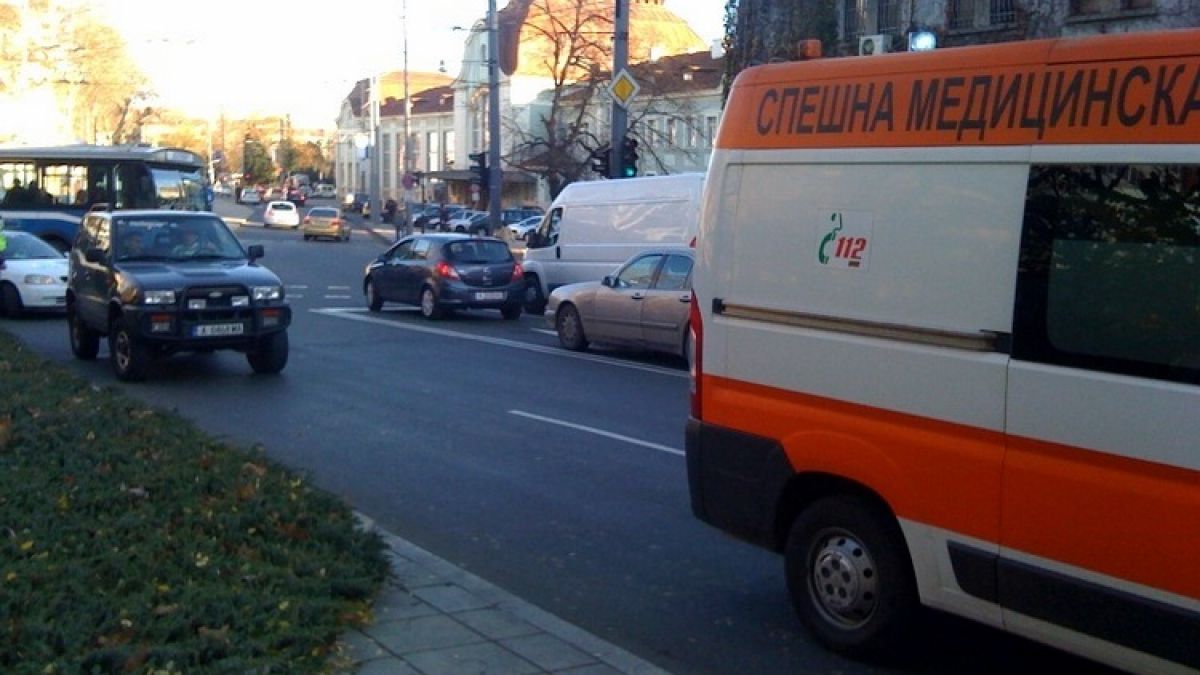Джип блъсна баба до Транспортна болница в Бургас
