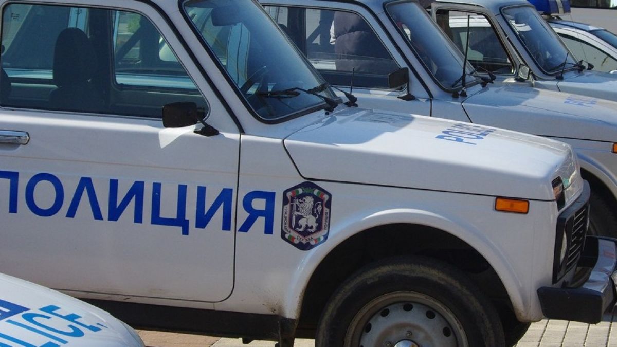 Полицай се блъсна в стълб заради автобус