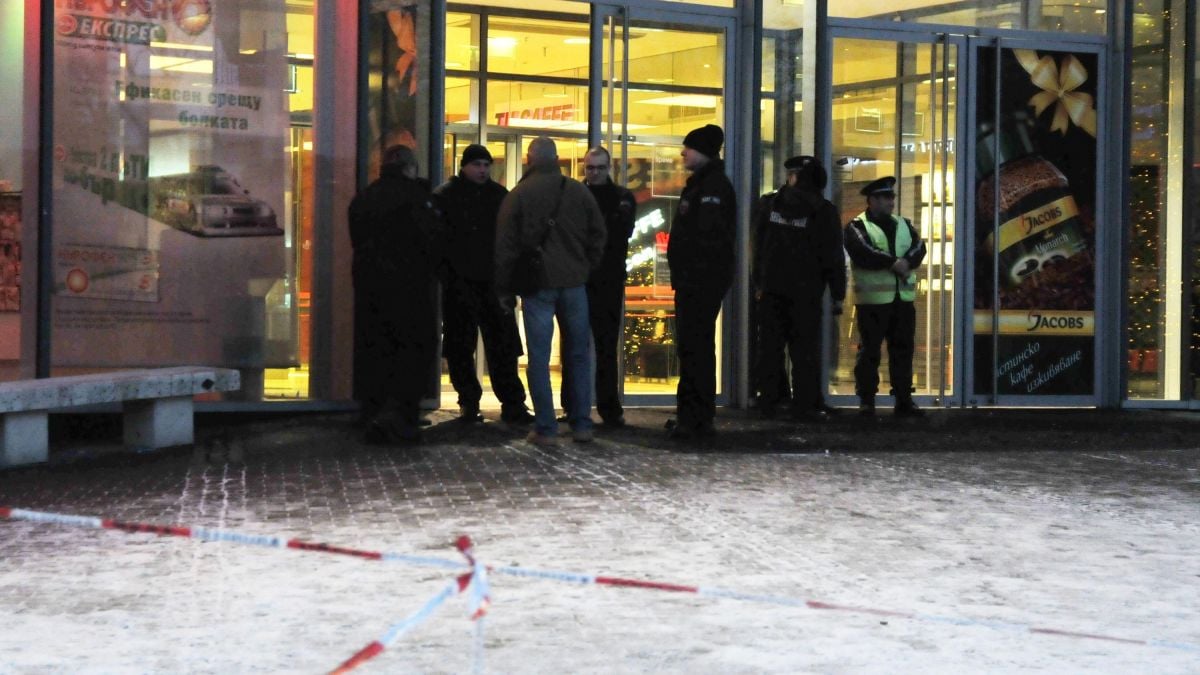 Бомбени заплахи затвориха съдилища и институции в десетки градове
