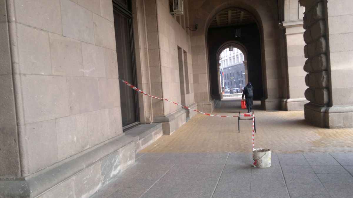 Прозорците на Министерски съвет се напукаха от студ