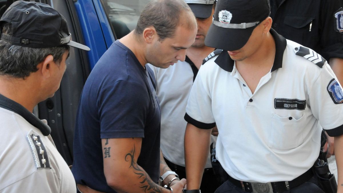 Сгащиха седем мъже и една жена за 26 измами