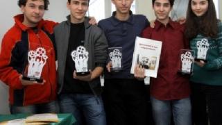 Тийнейджъри измислиха робот, който да помага на баба и дядо