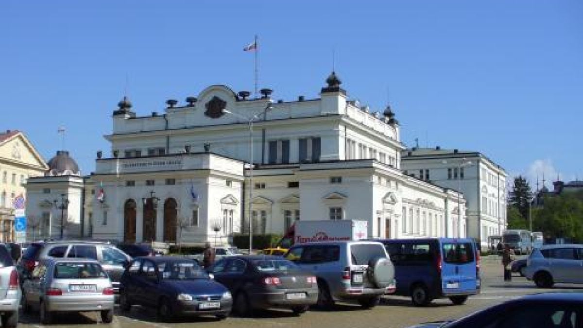 Депутатите с очила за сън 