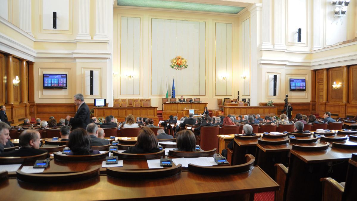 Депутатите броят последните си дни - снимка за спомен и край 
