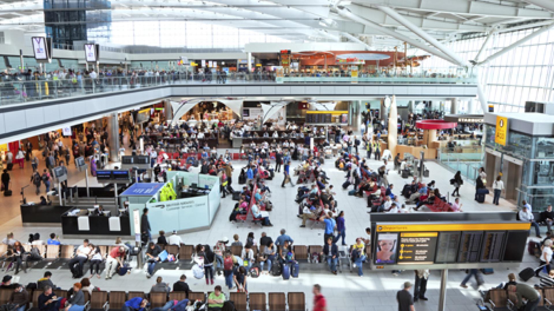 Извънредна ситуация на голямо британско летище, хора бягат панически