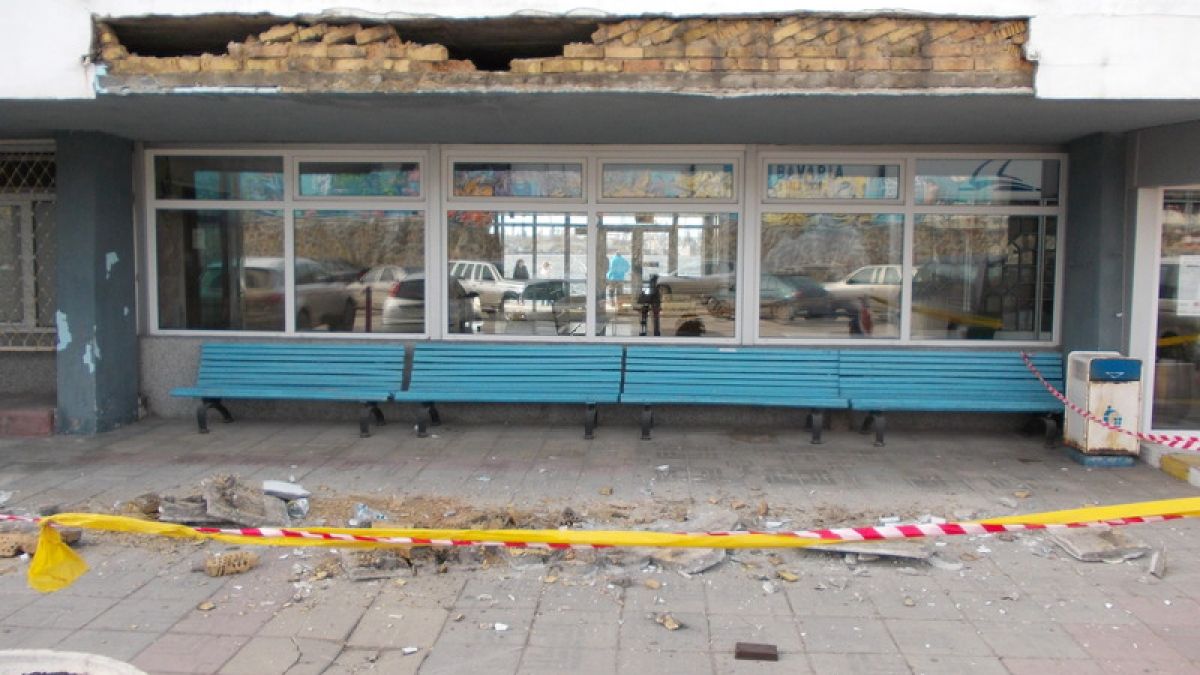 Вятърът издуха мазилката на Морската гара във Варна 