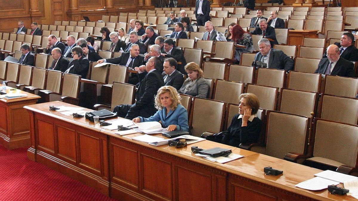 Депутатите скромни: Не искат повече пари 