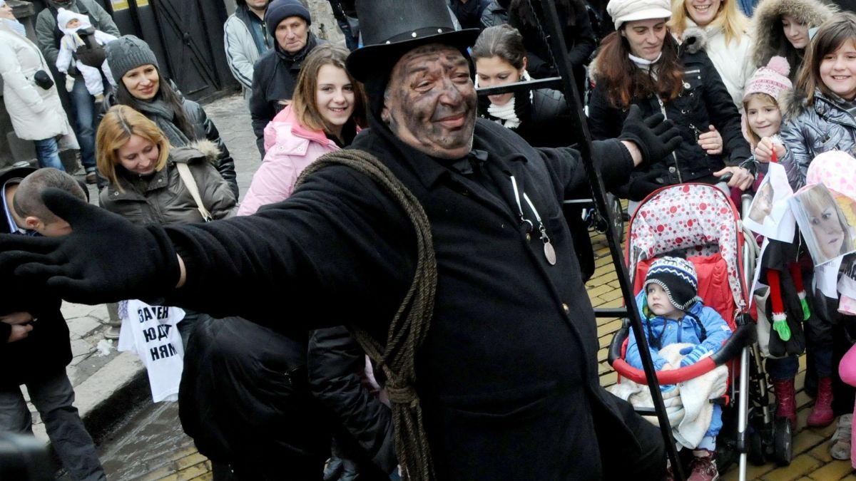 Майки размахват кукли "Дянков" на протест в София
