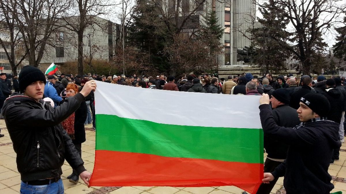 Клади от сметки за ток пламтят в цялата страна 