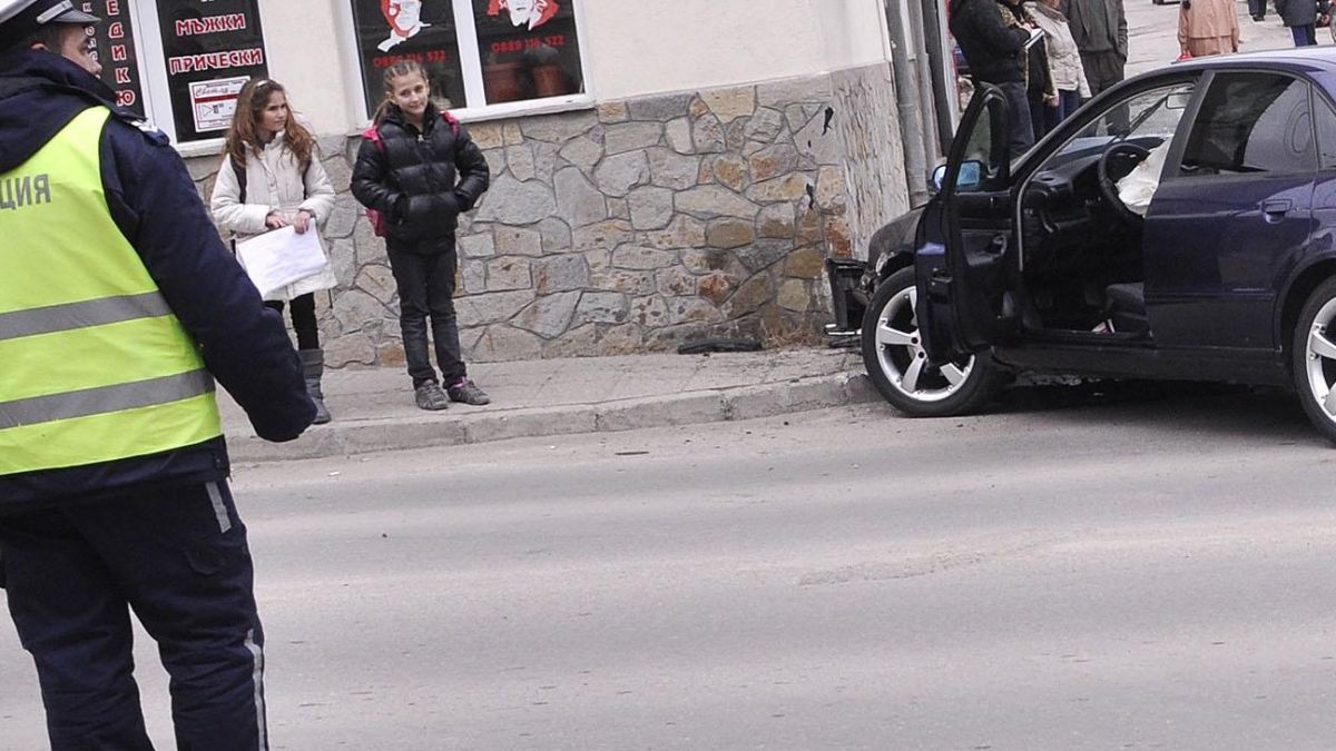 Пиян севлиевец се заби в къща