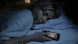 Все повече тийнейджъри пишат  SMS-и по време на сън