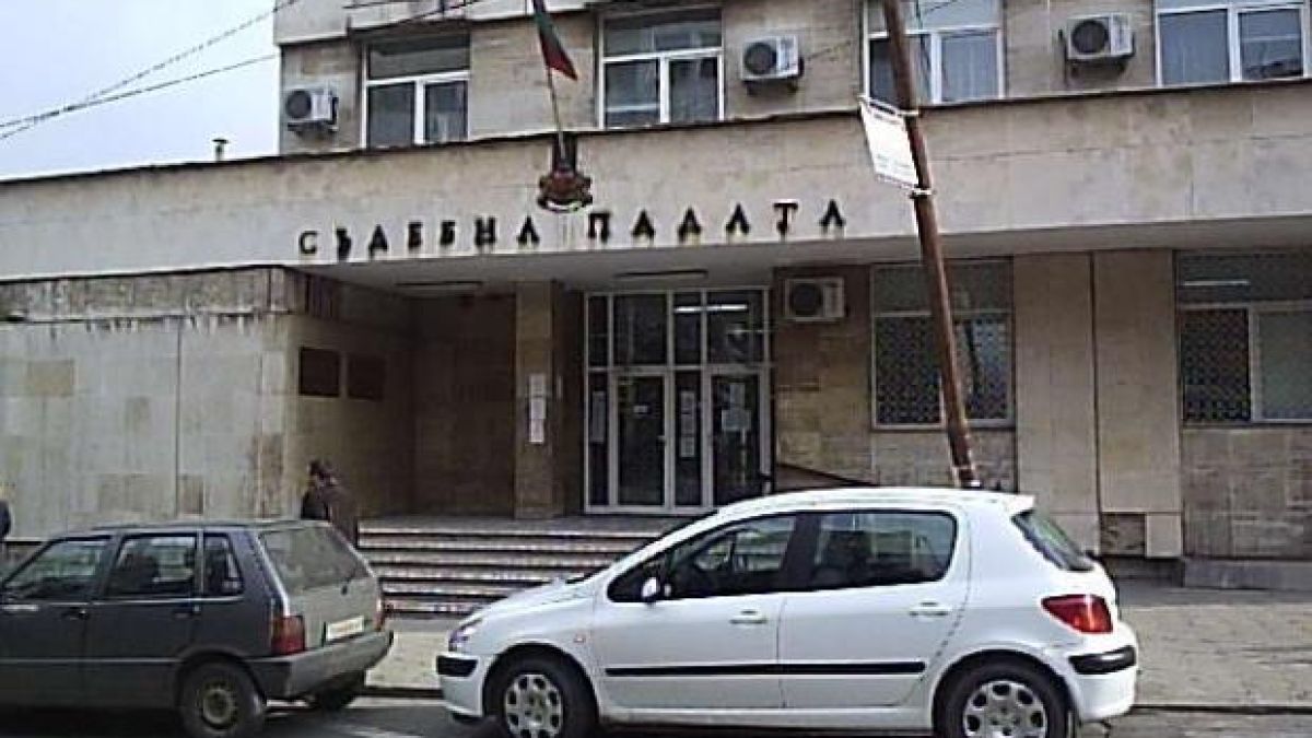 Джигит се заби в Съдебната палата в Кюстендил