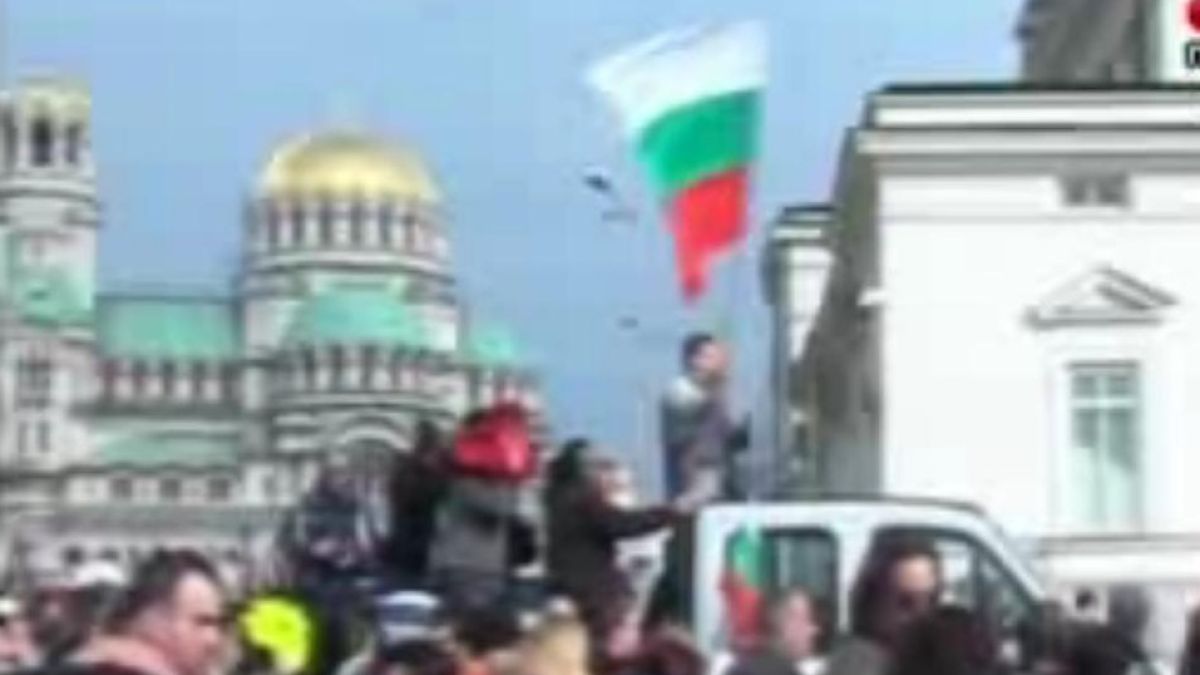 Протестите ескалират: В София хвърлят пиратки, в Пловдив провокатори подстрекават към вандализъм