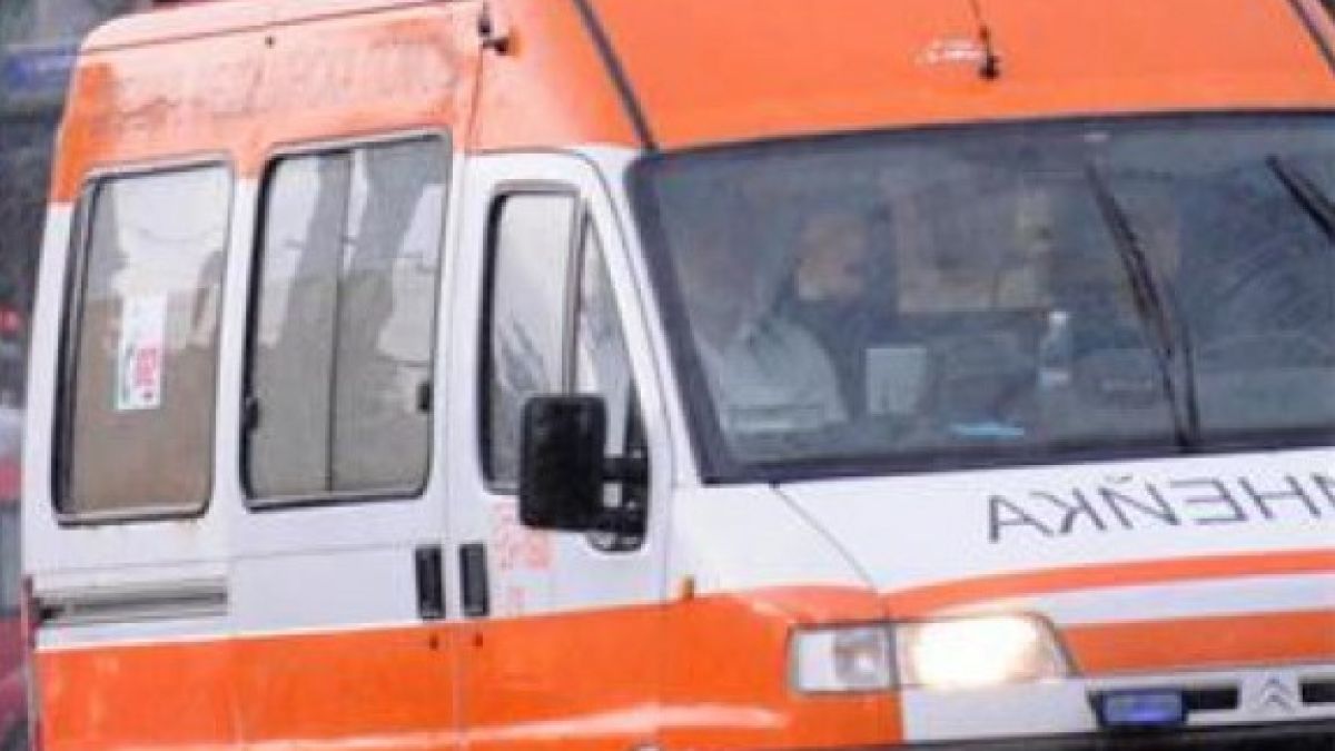 Младеж прелетя с автомобила си през мантинелата на Е-79