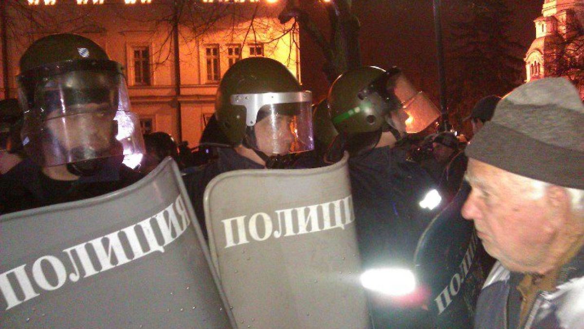 Протестиращите обърнаха кола, щурмуват и тролей