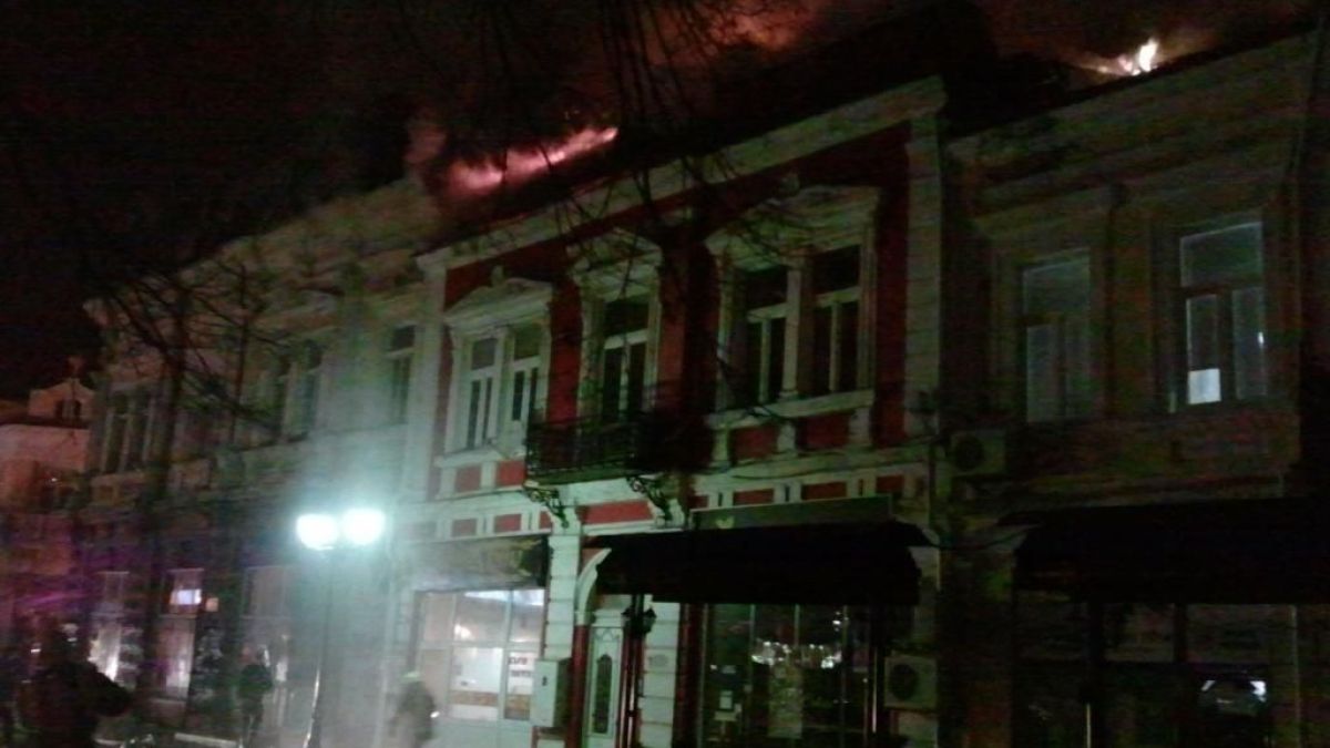 Горя къщата на скандален бизнесмен в Русе