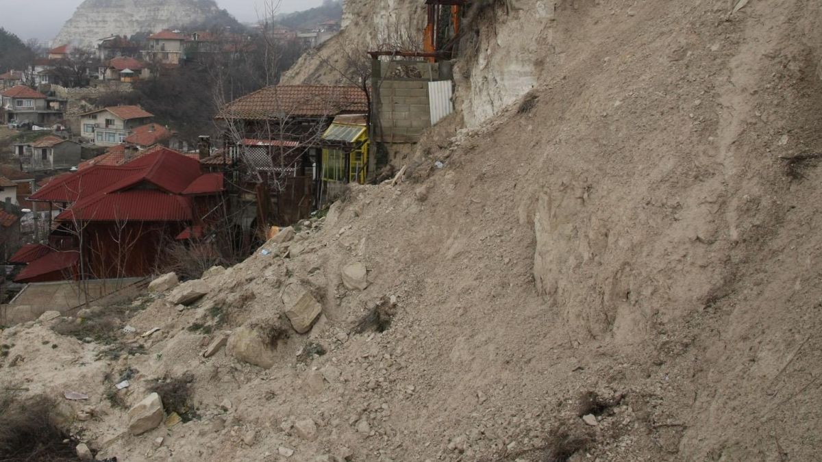 Свлачище поглъща пътя между Сатовча и Кочан
