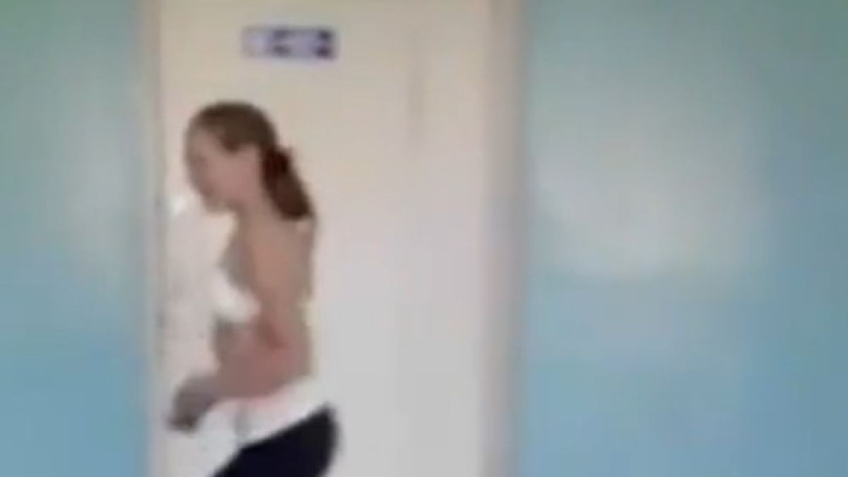 Отличничка в 5 клас направи стриптийз в училище (ВИДЕО)