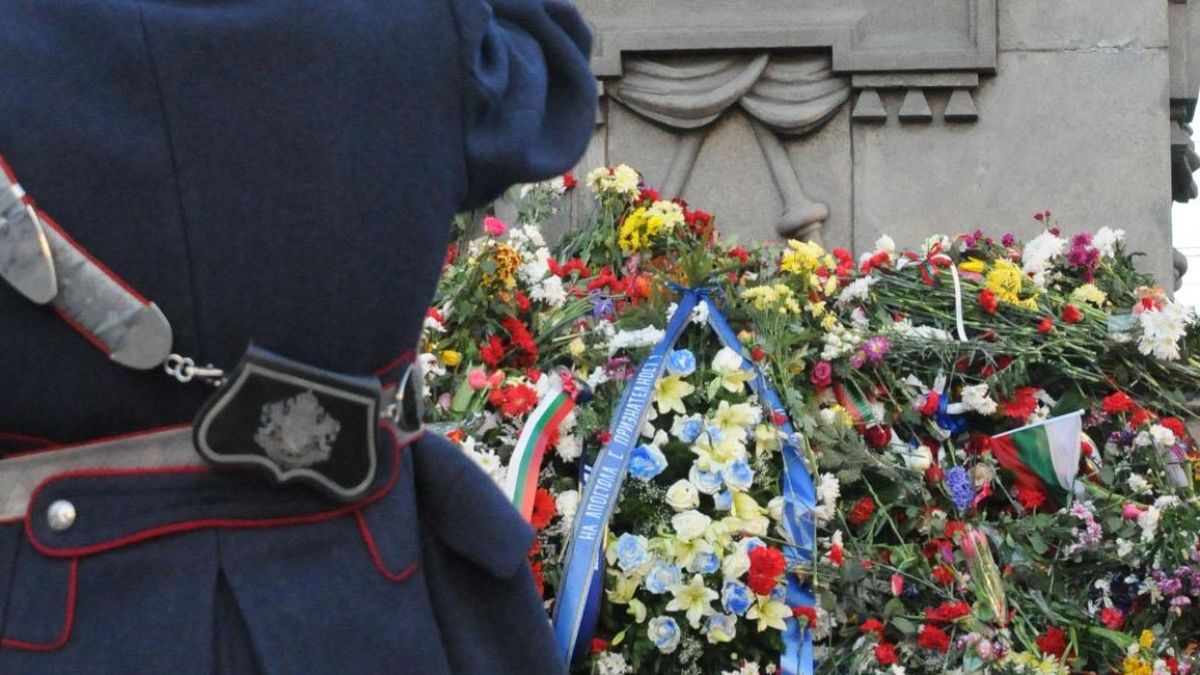 Протестиращите коленичиха пред Апостола