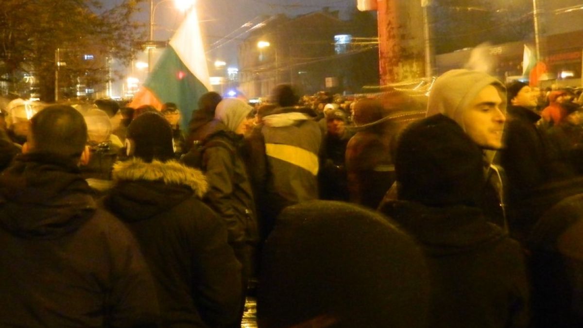 Хиляди са на "Московска", замириса на барут