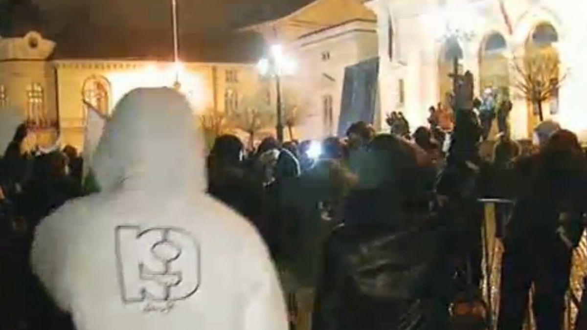 Протестът проби до парламента