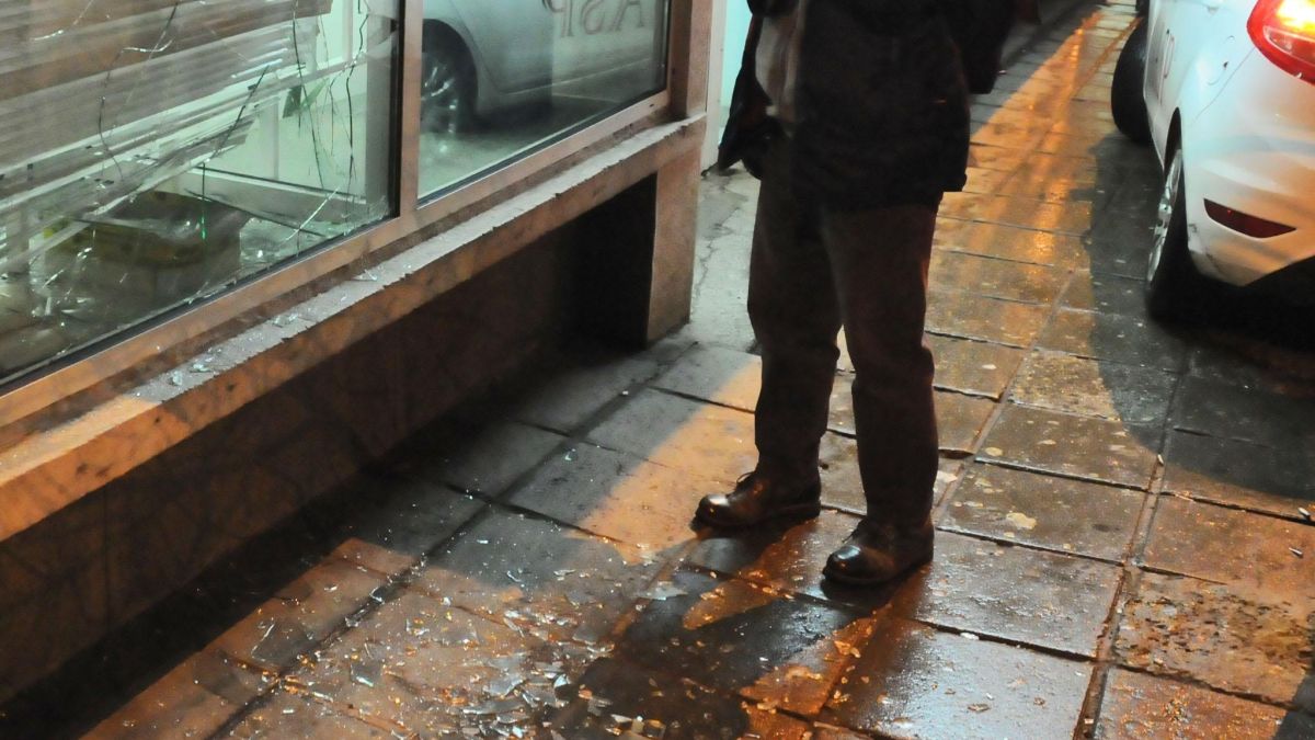 Протестиращи потрошиха Булбанк в центъра на София