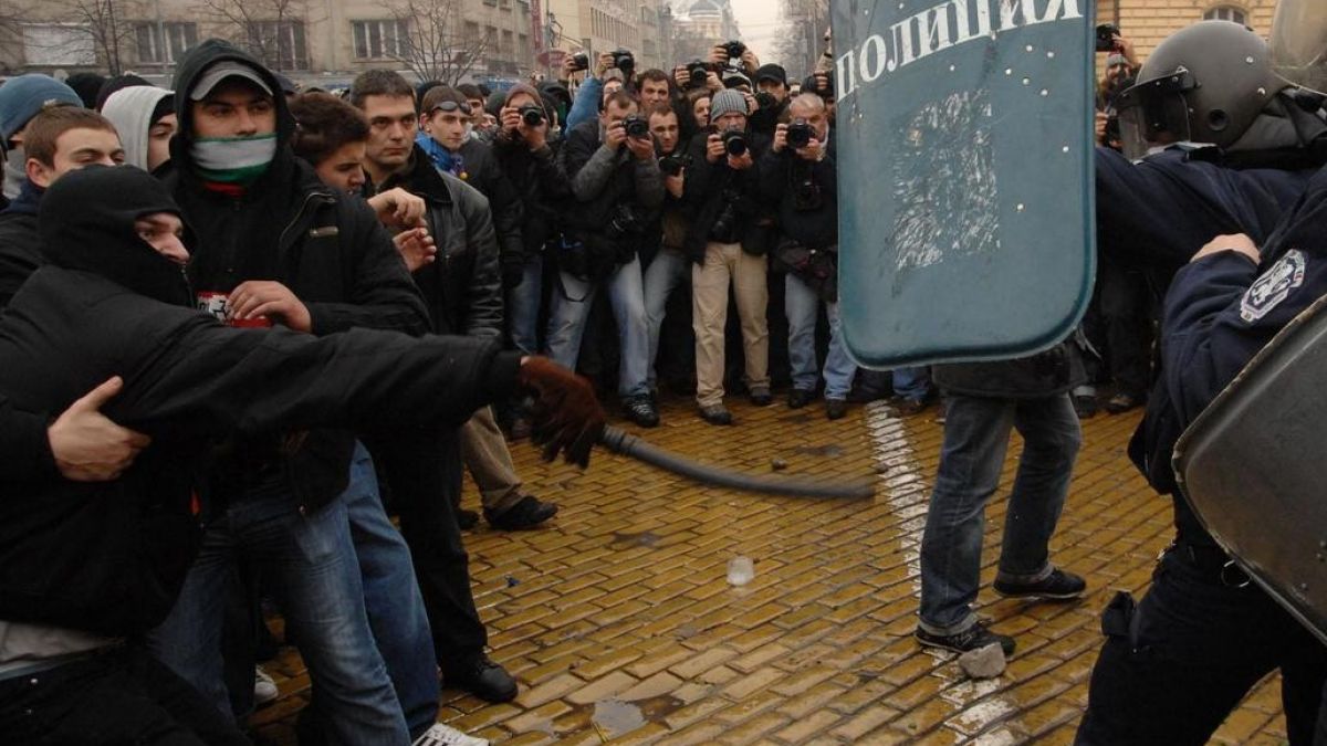 400 са организираните провокатори на протестите