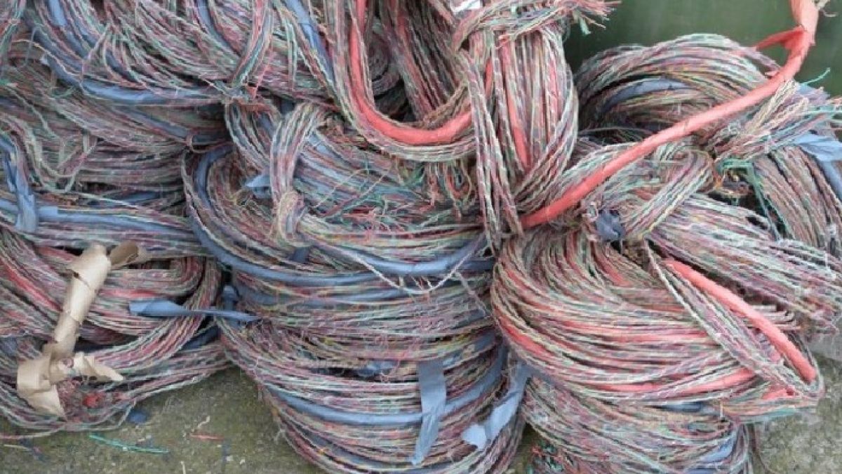 Апаш копа канал да задигне кабел