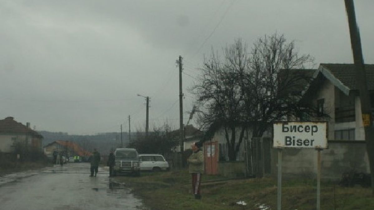 Село Бисер окупира площада в подкрепа на Борисов