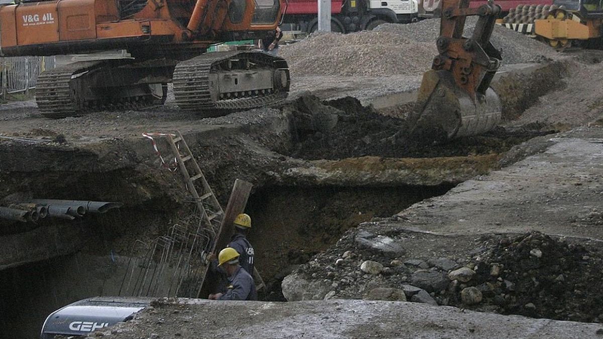 Земна маса затрупа ловчанлия в изкоп