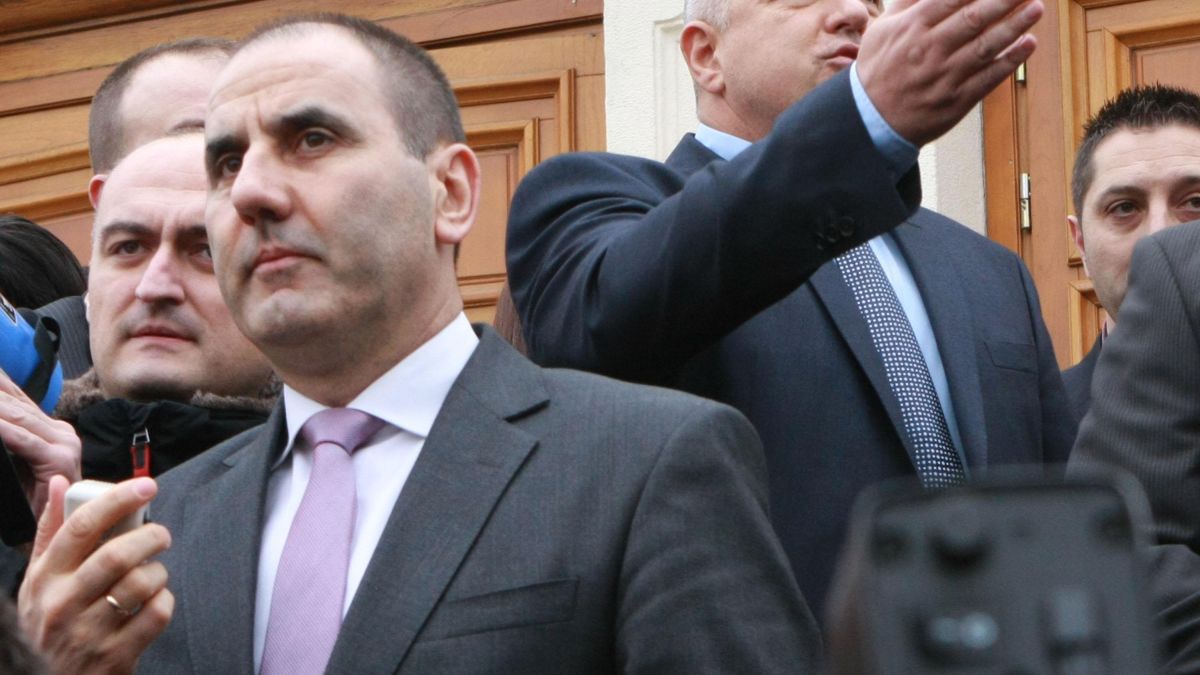 Плевнелиев: Правителството си тръгна, проблемите остават