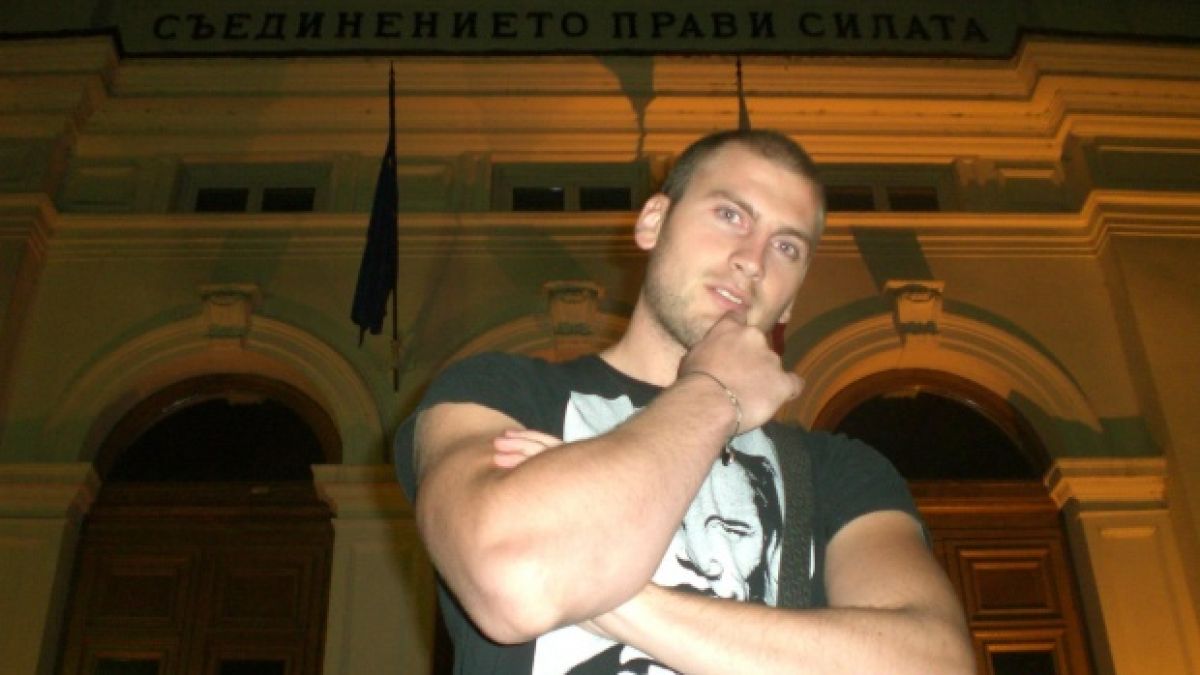 Бащата на Октай се заля с бензин, иска да се самозапали! 
