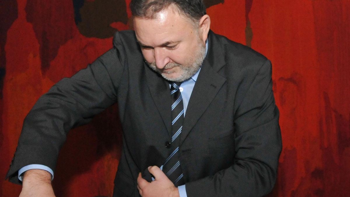 Оставката на правителство май обедини сините