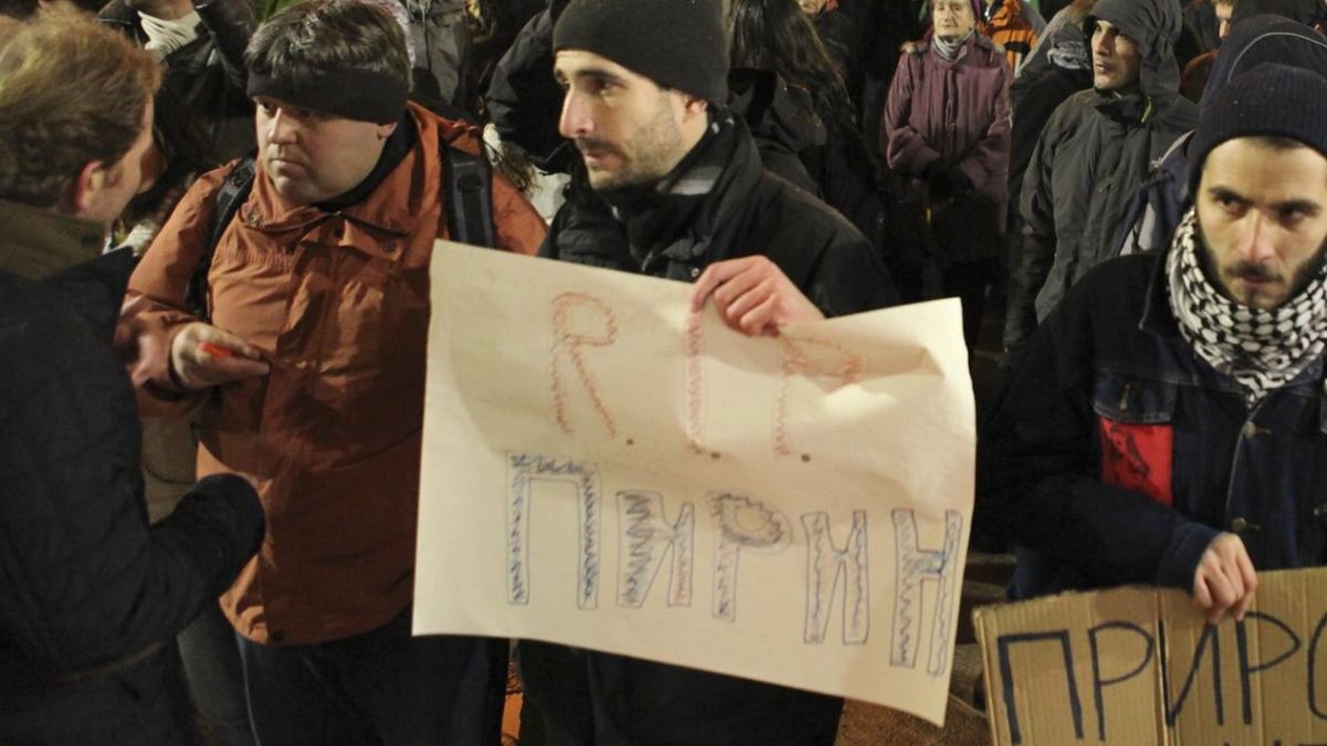 Стотина души протестират в защита на Национален парк "Пирин"