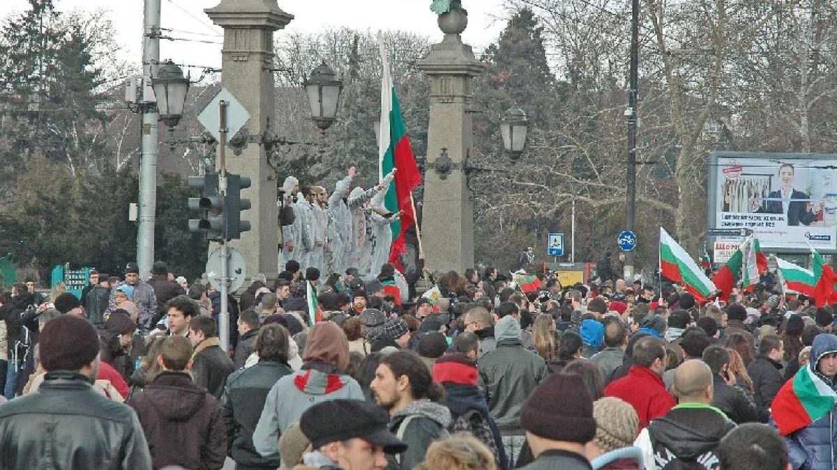 Партии хвърлят очи на лидерите на протестите 
