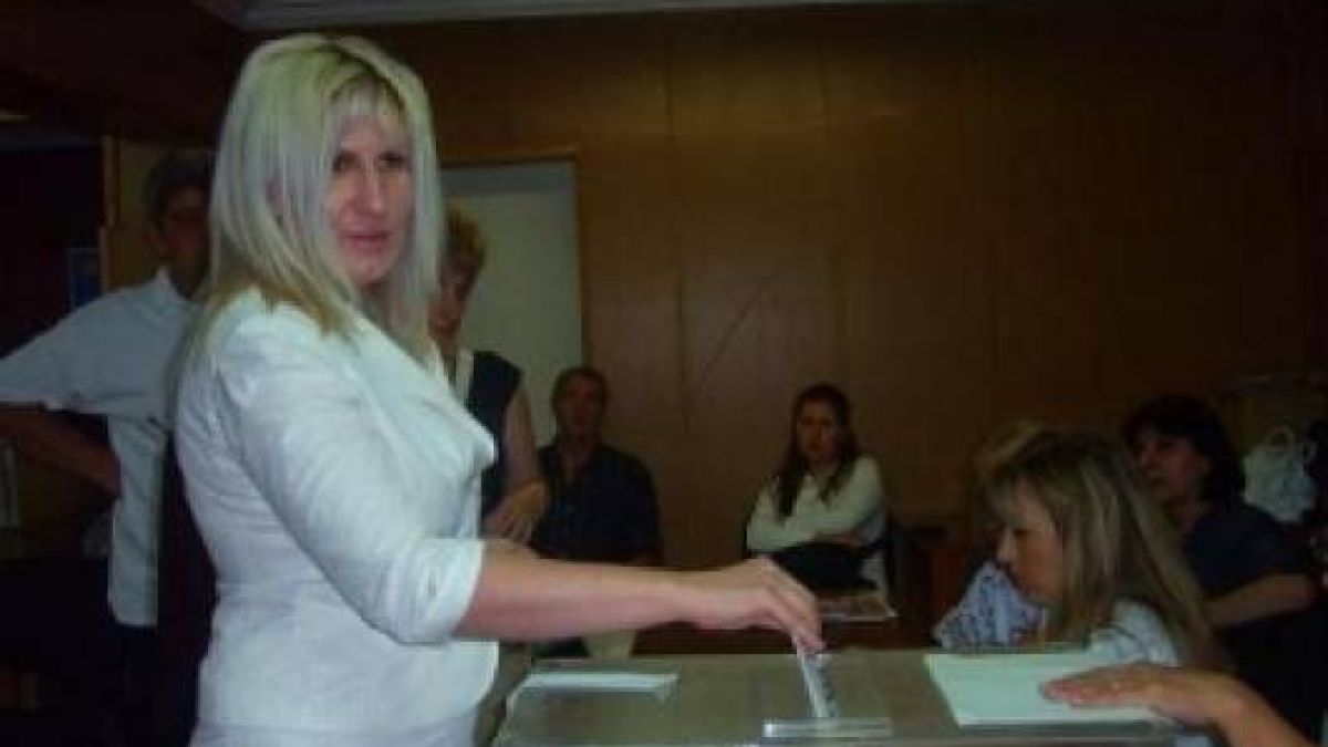 ДПС лидерка черпи с бонбони, че Бойко оцелял от атентата на Доган