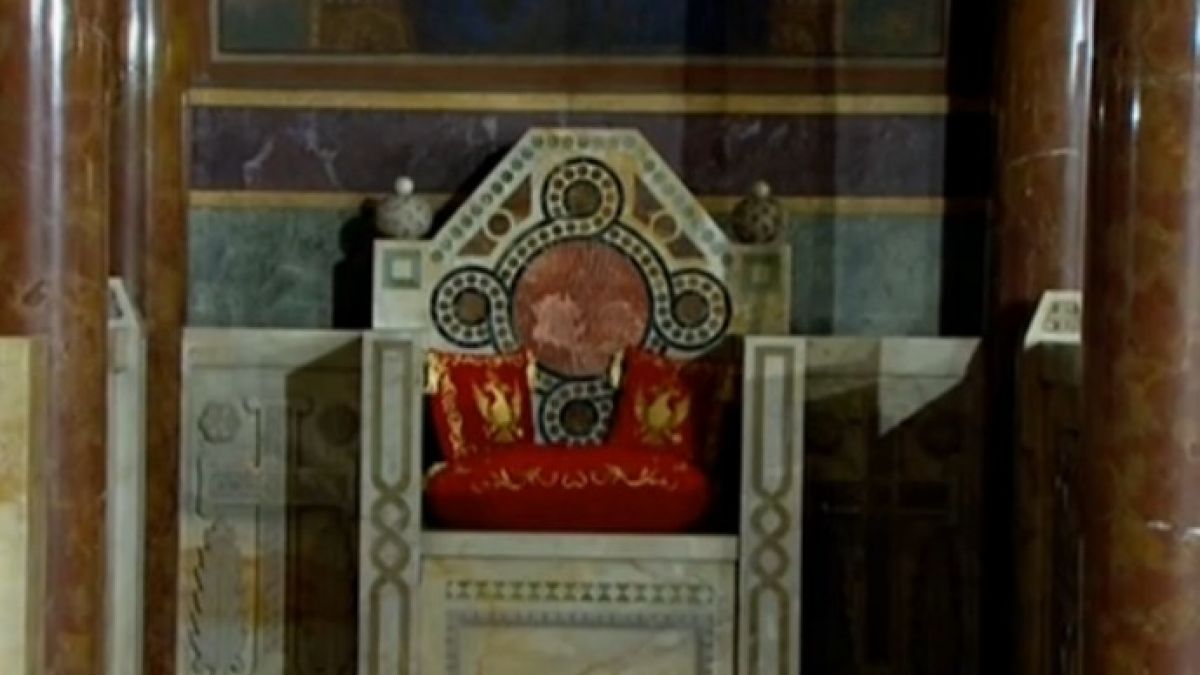 Минути до обявяването на патриарх 