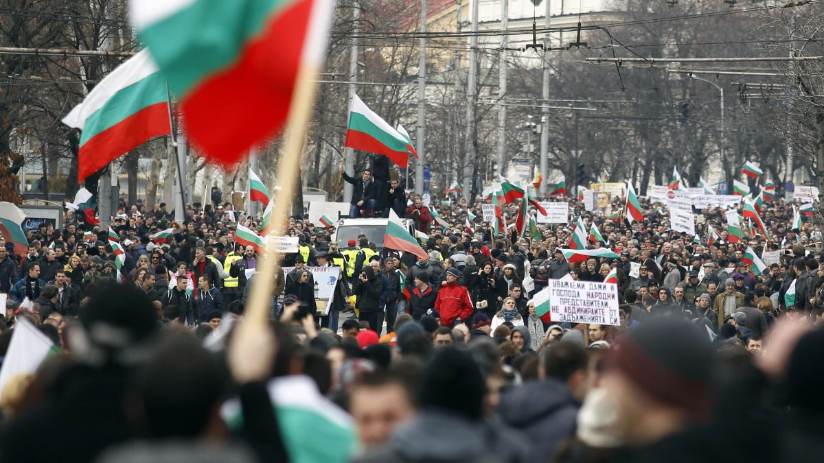Ройтерс: Нарастваща безработица и намаляващи заплати очакват протестиращите българи  