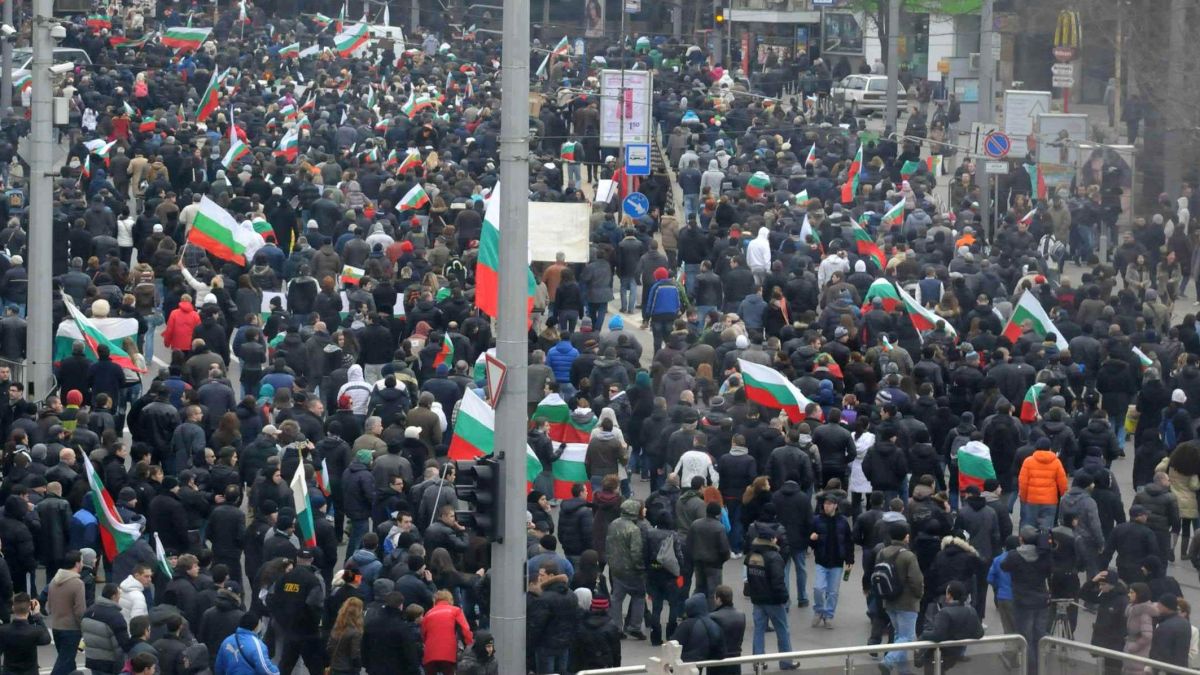 Листовки с искания прехвърчат сред протестиращите
