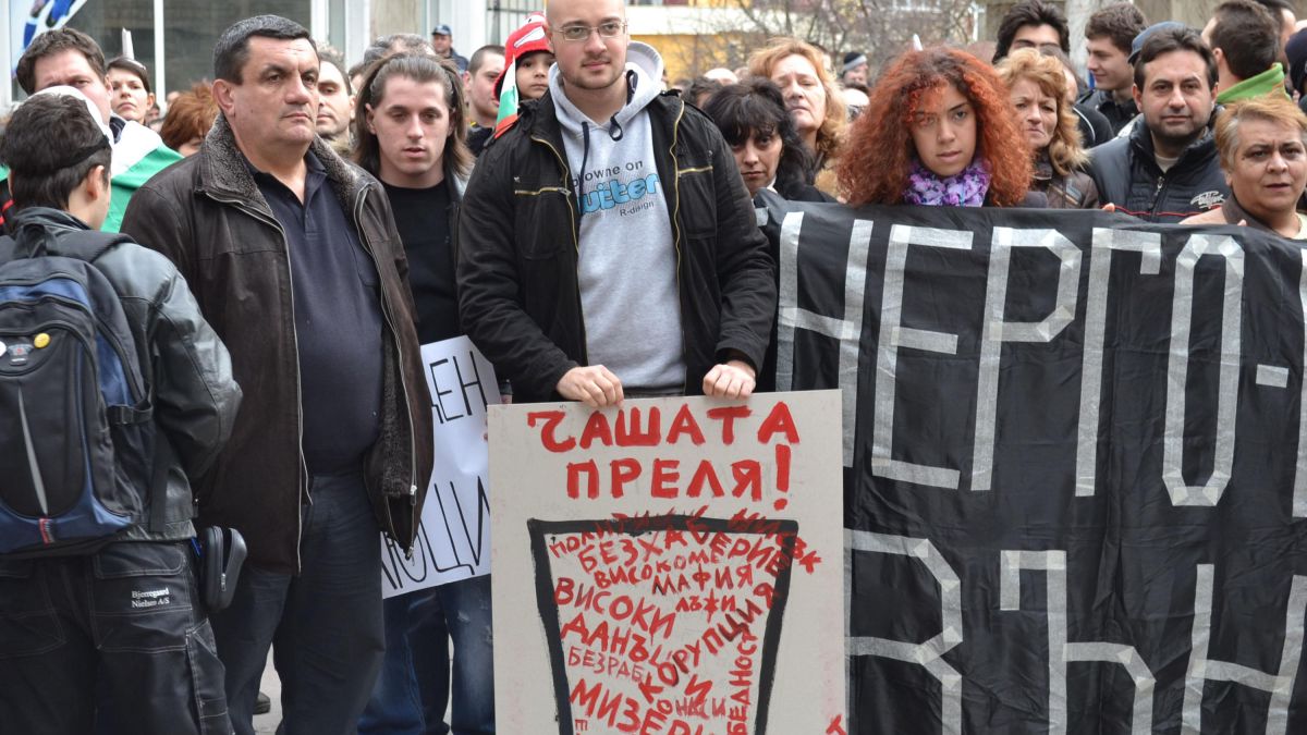 Гонят безпощадно партийни активисти от трибуните