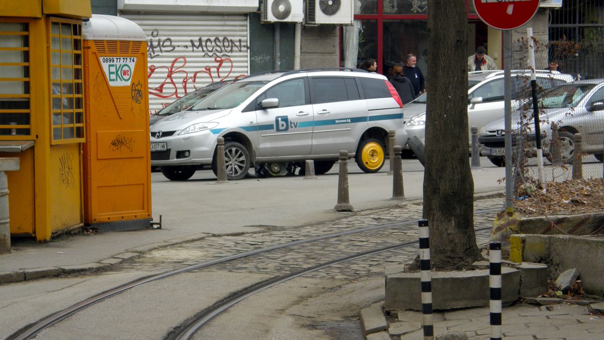 Само в БЛИЦ: Пак нарязаха гумите на bTV