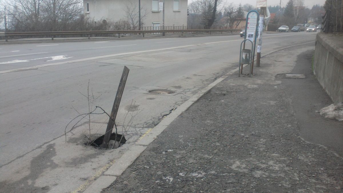 Разбита шахта на спирка в Бояна тормози хората