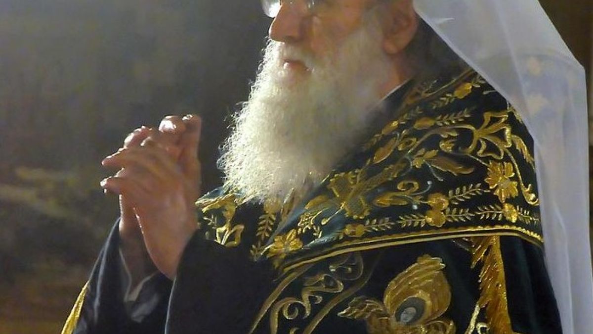 Молят патриарха да помири нацията