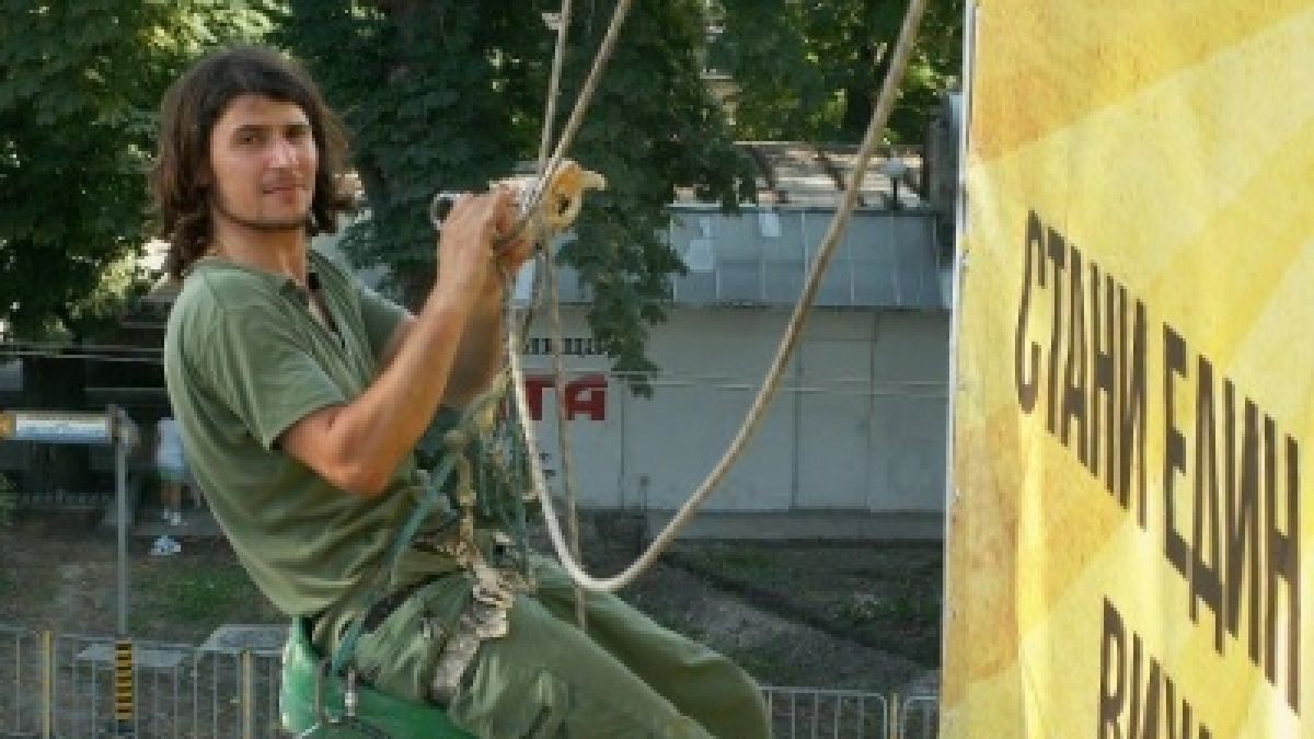 Протестиращите във Варна правят молебен за човека-факла