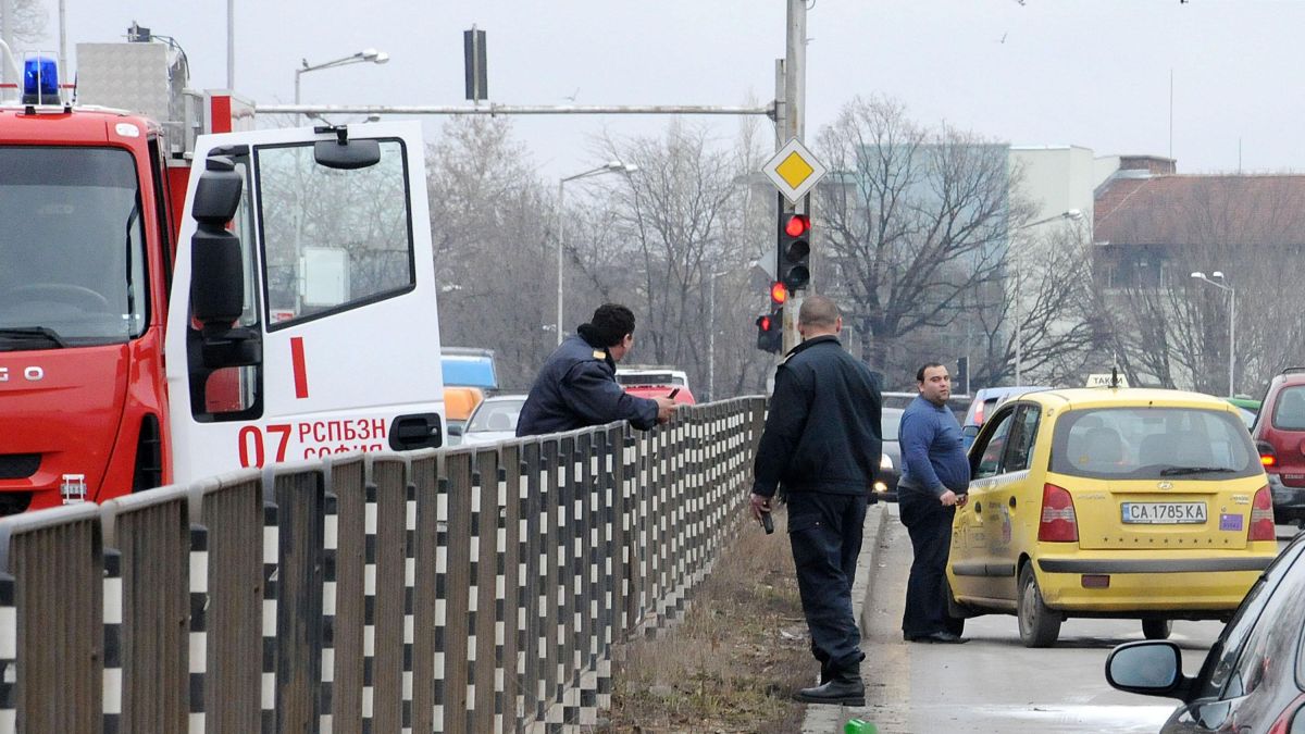 Пожарникари гасят пламнало такси в задръстване