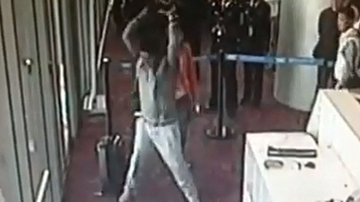 Политик счупи летище заради изпуснат полет (ВИДЕО)