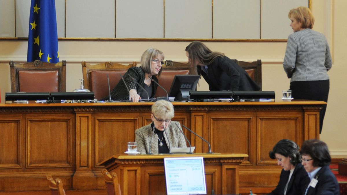 Депутатите заседават извънредно