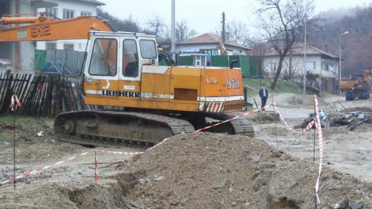 Пренесоха възрастна жена с багер заради потопа в Благоевградско