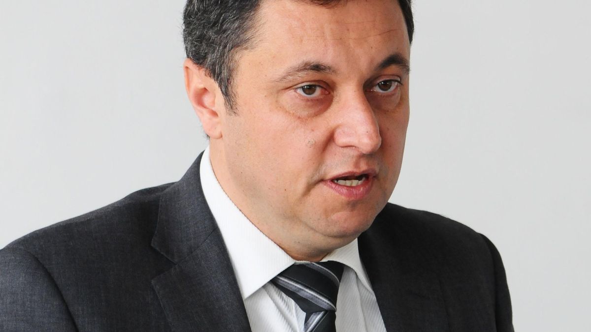 Яне: Плевнелиев да не се прави на паднал от Космоса 