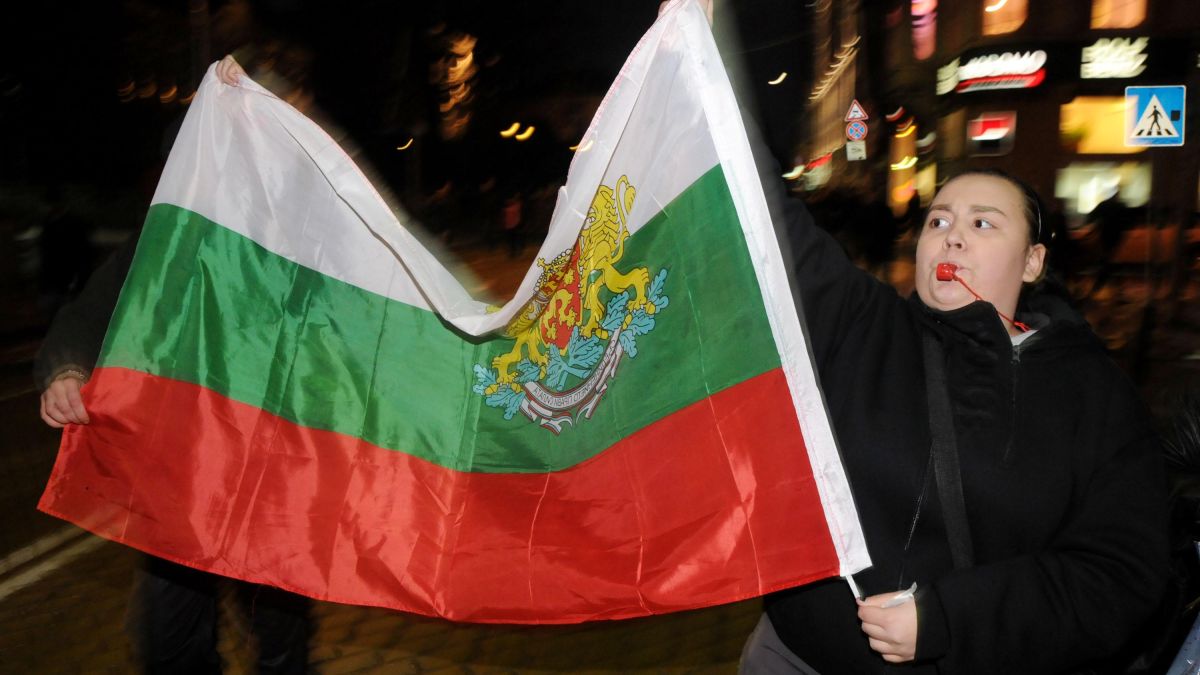 Протестиращите окичиха стълбовете около парламента с торбички за боклук